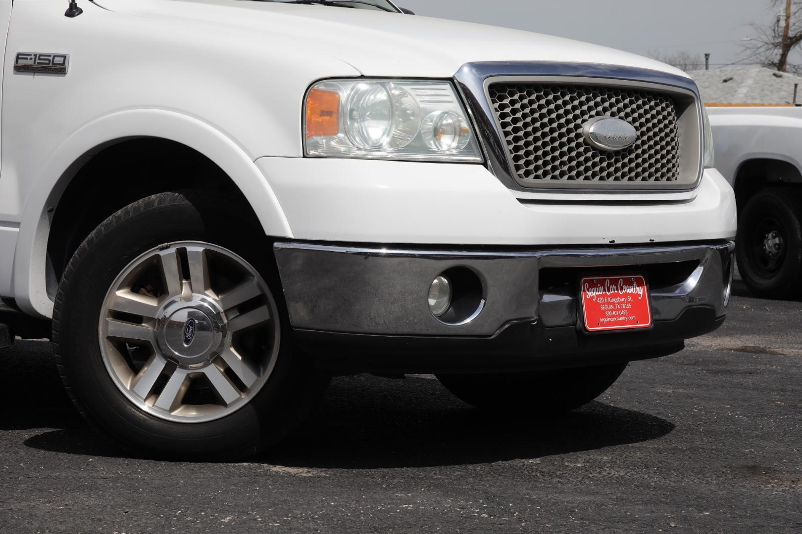 2008 WHITE FORD F-150 Lariat SuperCrew 2WD (1FTPW12V68F) with an 5.4L V8 SOHC 24V FFV engine, 4-SPEED AUTOMATIC transmission, located at 420 E. Kingsbury St., Seguin, TX, 78155, (830) 401-0495, 29.581060, -97.961647 - Photo#2